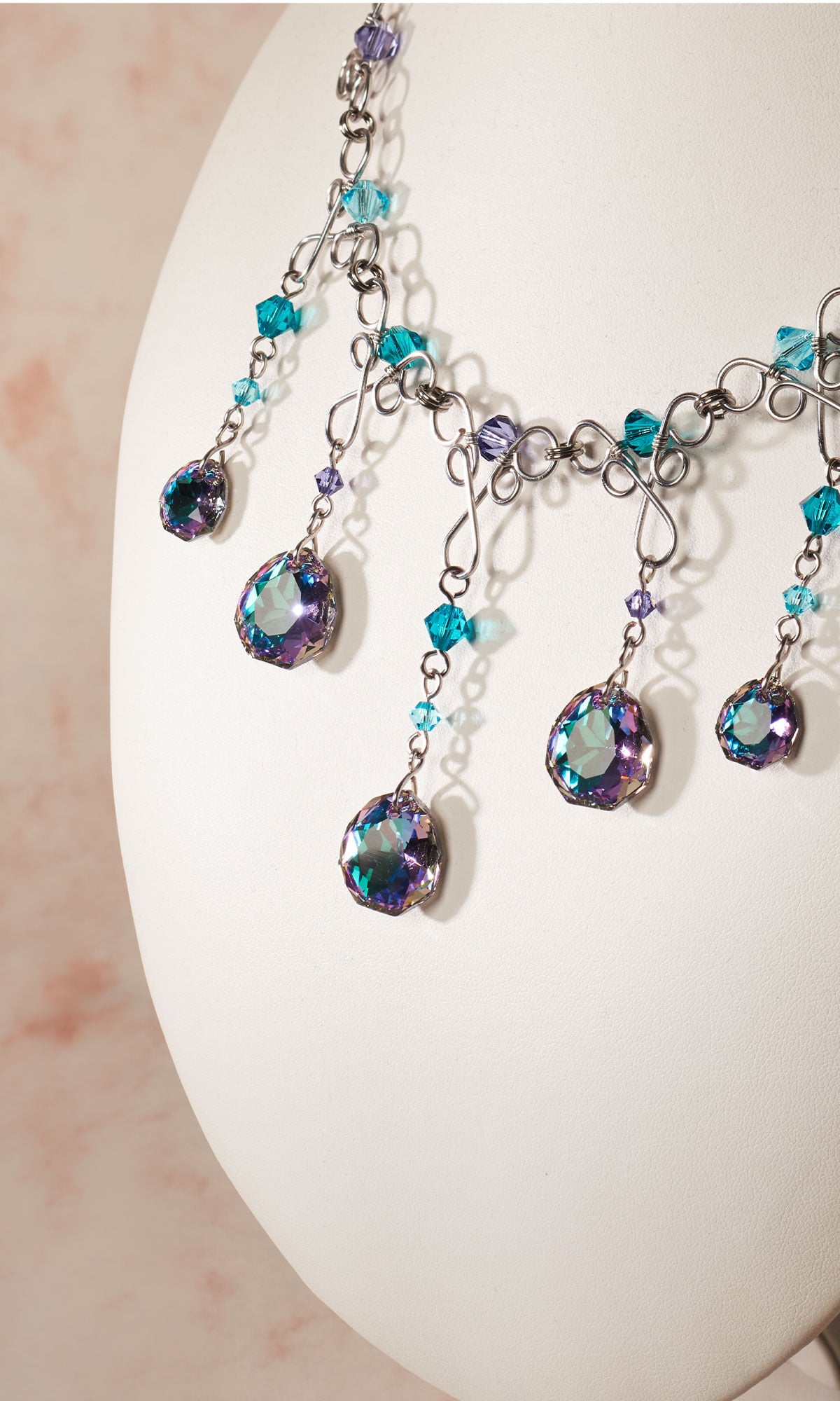 Design Idea QM2J necklace on white display