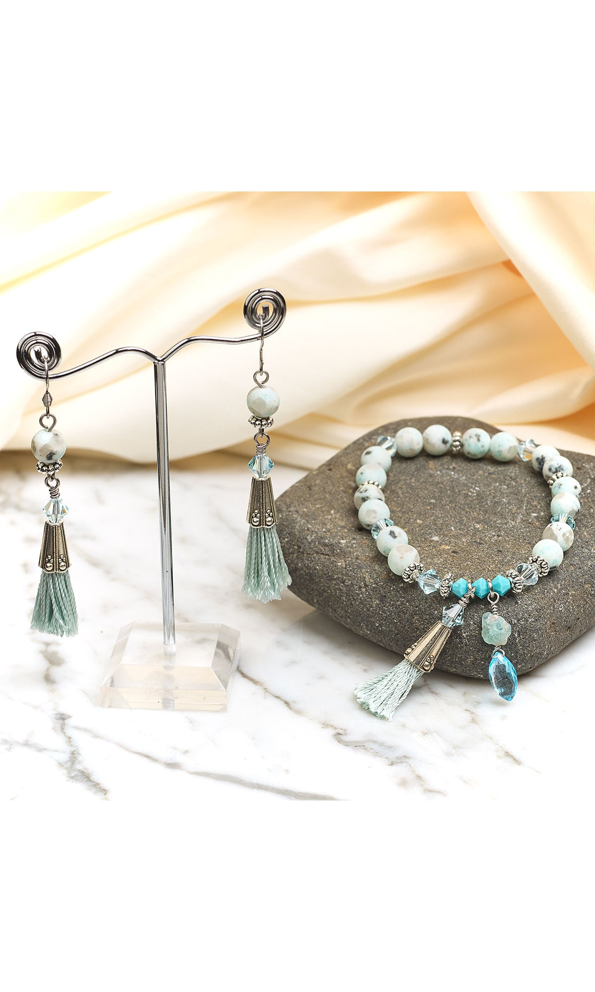 Design Idea QN2V bracelet on a stone and earrings on a stand