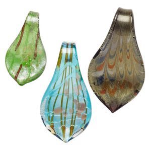 Random mix, lampworked glass, opaque to transparent mixed colors, 43x23mm-67x36mm spoon with silver-colored foil and copper-colored glitter. Sold per pkg of 3.