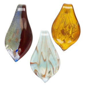 Random mix, lampworked glass, opaque to transparent mixed colors, 40x22mm-52x29mm spoon with silver-colored foil and copper-colored glitter dots and swirls. Sold per pkg of 3.